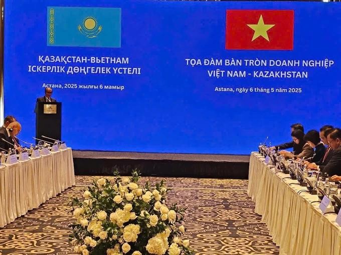 At the Vietnam - Kazakhstan Roundtable Conference saigontourist.jpg
