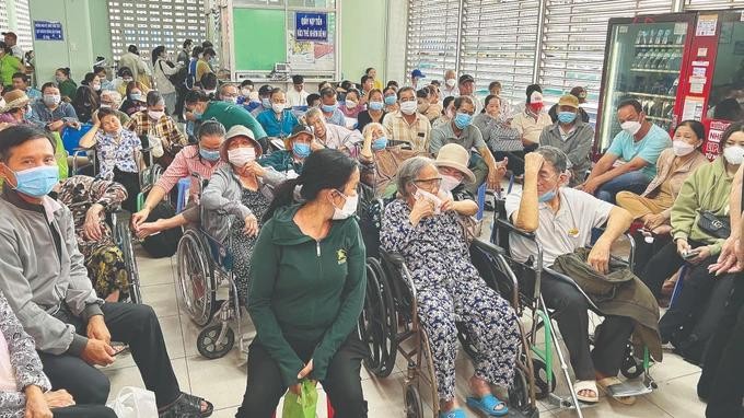 Patients wait for their turns to see doctors at Cho Ray Hospital fee.jpg