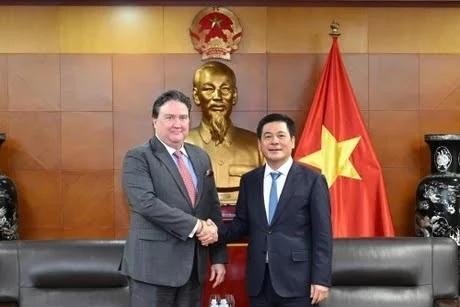 Minister of Industry and Trade Nguyen Hong Dien (R) and US Ambassador Marc E. Knapper in Hanoi on May 7 (Photo: VNA) US.jpg