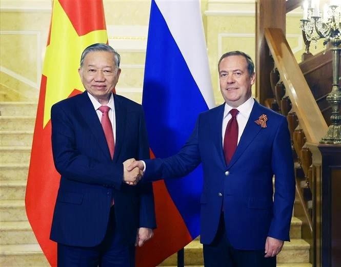 General Secretary of the Communist Party of Vietnam (CPV) To Lam (left) and Dmitry Medvedev, Chairman of the United Russia Party (URP) and Deputy Chairman of the Security Council of Russia, at their meeting in Moscow on May 9. (Photo: VNA) to-lam-medvedev.jpg