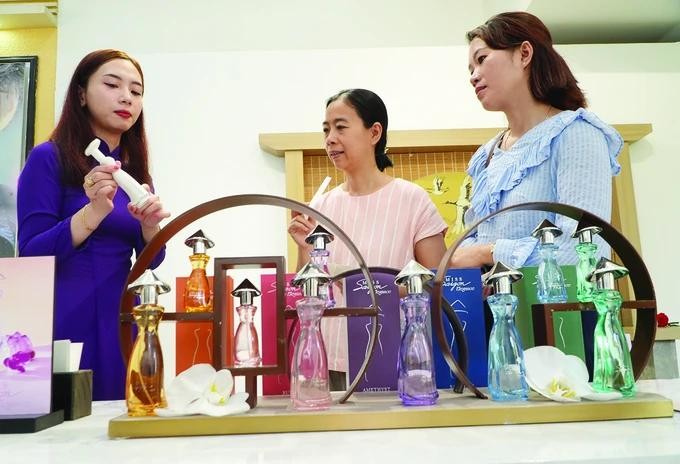 Customers experience the products in the Miss Saigon perfume display area, a brand of Saigon Cosmetics Joint Stock Company. khach hang.jpg