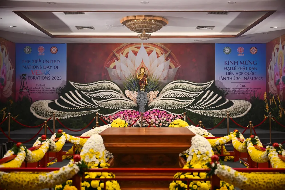 Inspired by the Japanese flower arrangement style, the owner of the lotus model creates a more vibrant color scheme, creating a lively atmosphere while still maintaining solemnity dsc-0857-5851-2533.jpg