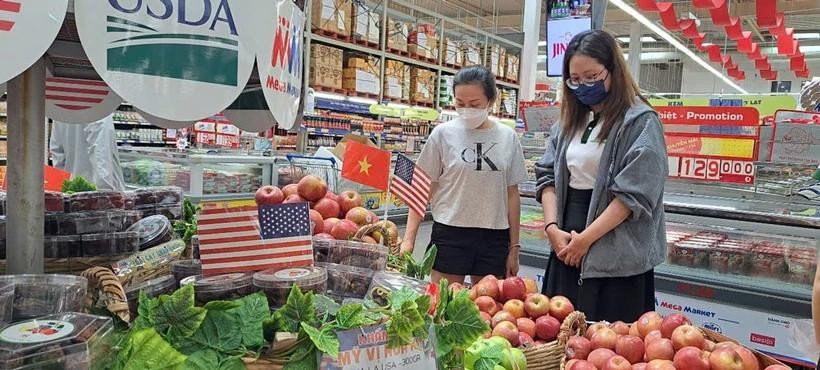 Consumers at a supermarket in HCMC (Photo: baodautu.vn) fu.jpg