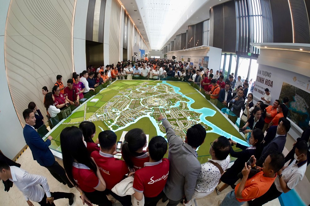 Investors and brokers examine the master plan of a real estate project in Ba Ria - Vung Tau Province. O5a.jpg