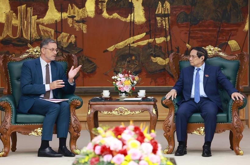 Prime Minister Pham Minh Chinh receives French Ambassador to Vietnam Olivier Brochet on May 13. (Photo: VNA) vna-potal-thu-tuong-pham-minh-chinh-tiep-dai-su-phap-tai-viet-nam-8029999.jpg