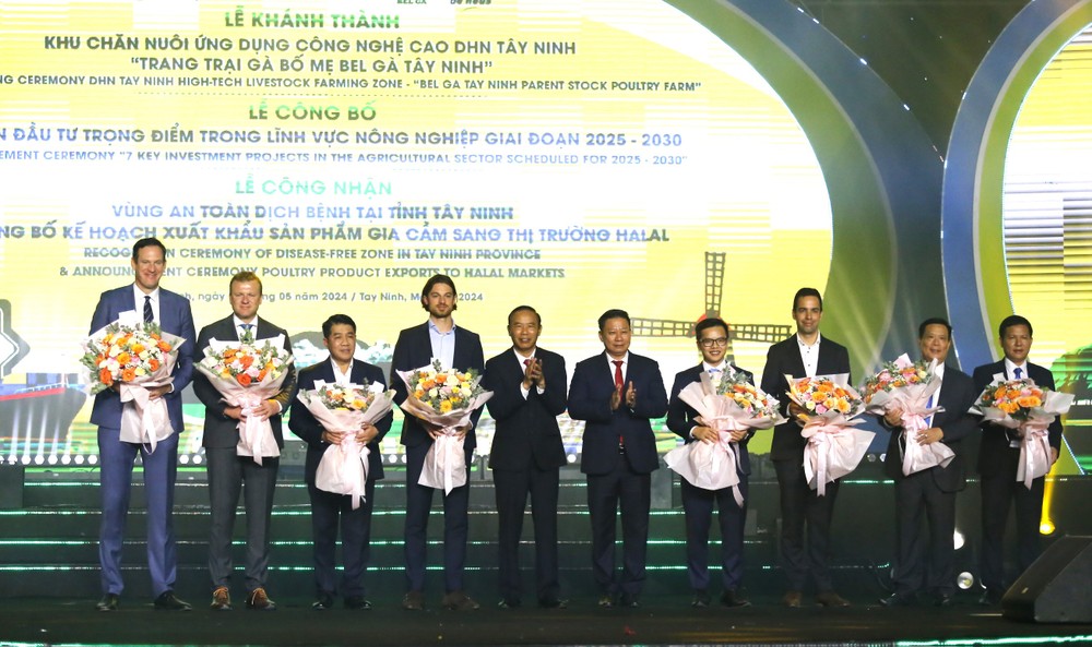 Leaders of Tay Ninh Province present flowers to investors in the CNC Livestock Zone of Hung Nhon Group chan nuoi.jpg