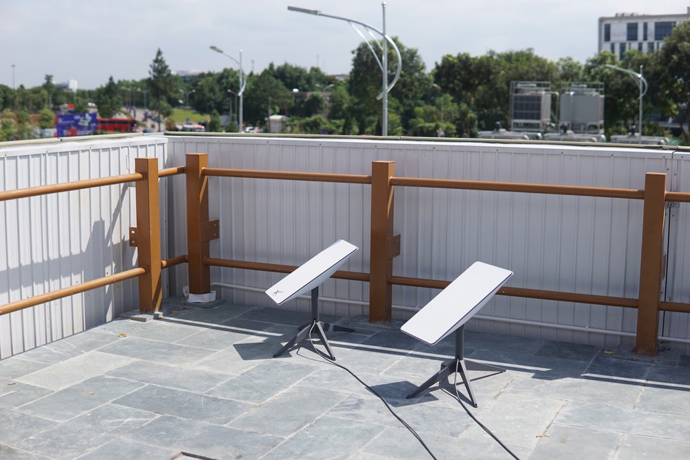 Starlink satellite internet relay station is tested at Hoa Lac High-Tech Park in Hanoi internet ve tinh.jpg