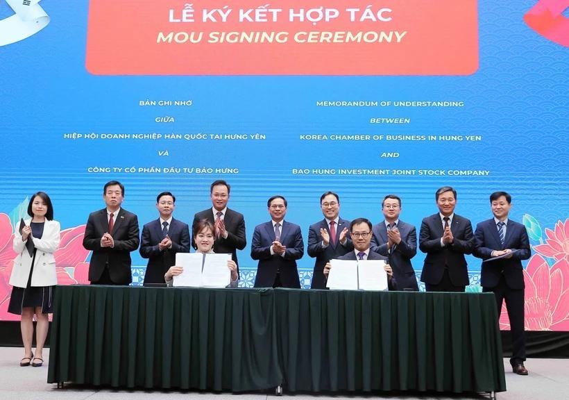 Korean and Vietnamese enterprises sign memoranda of understanding (MOUs) on investment cooperation within the framework of the event "Meet Korea 2025" in Hung Yen province on May 14. (Photo: VNA) sigining.jpg