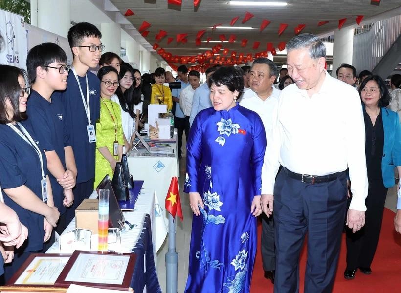 Party General Secretary To Lam meets with teachers and students of Hanoi - Amsterdam High School for the Gifted on May 14. (Photo: VNA) to-lam1.jpg