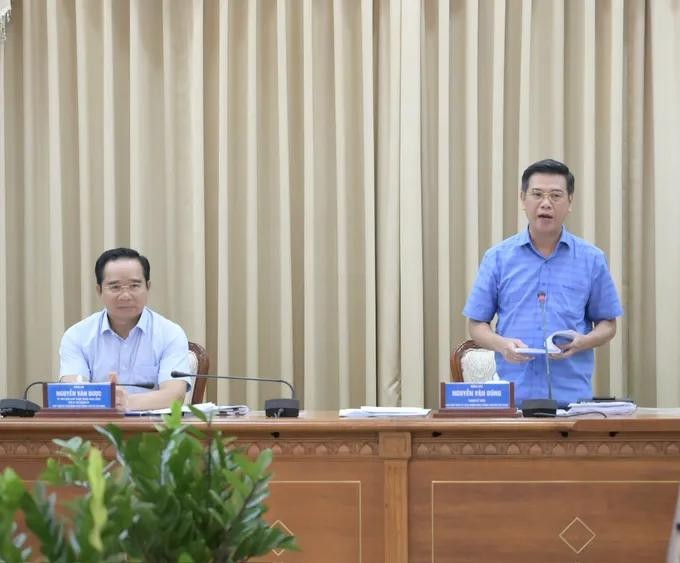Vice Chairman Nguyen Van Dung (standing) speaks at the meeting Dung.jpg
