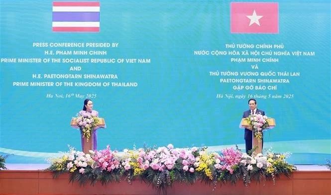 Prime Minister Pham Minh Chinh (right) and his Thai counterpart Paetongtarn Shinawatra announce the elevation of Vietnam-Thailand relations to a comprehensive strategic partnership at a press conference in Hanoi on May 16. (Photo: VNA) thailand.jpg