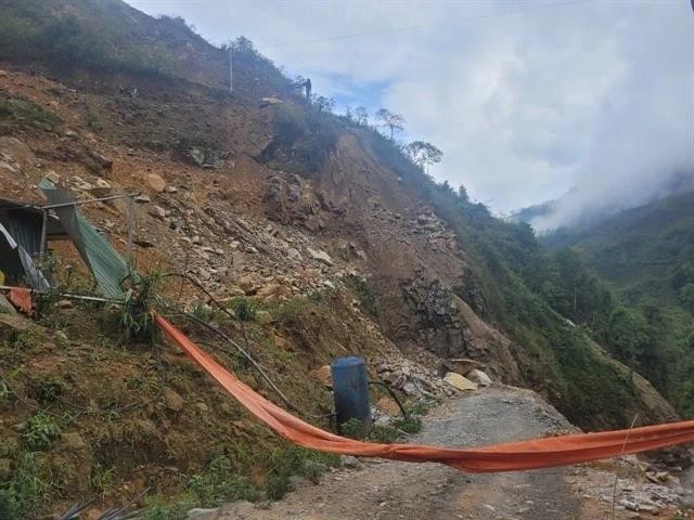 The landslide occurs at around 10 a.m. on May 15 at the construction site of the Ta Pao Ho 1A hydropower project, leaving five people missing and four others injured. (Photo: VNA) landslide.jpg