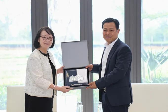 Director of Vietnam National University, Hanoi Le Quan and Ms. Nguyen Bich Yen (L) ban dan.jpg