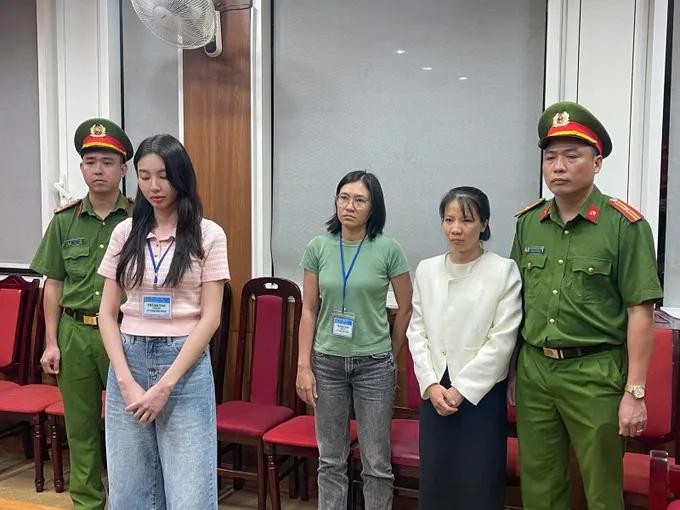 Miss Nguyen Thuc Thuy Tien (second from the left) hh.jpg
