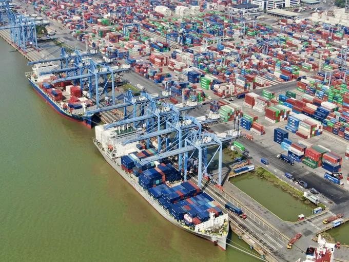 Export cargo containers are loaded onto ships at Cat Lai Port in Ho Chi Minh City. port.jpg