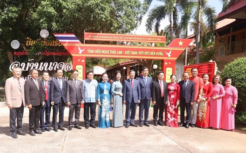 Vietnamese Ambassador to Thailand Pham Viet Hung and delegates pose for a photo at the Thai–Vietnamese Friendship Village (Photo: VNA) VNA.jpg
