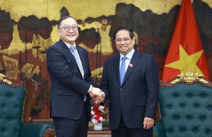 Prime Minister Pham Minh Chinh (R) receives President Zhou Jiayi of the Asia-Pacific region of Power Construction Corporation of China. powerchina.jpg