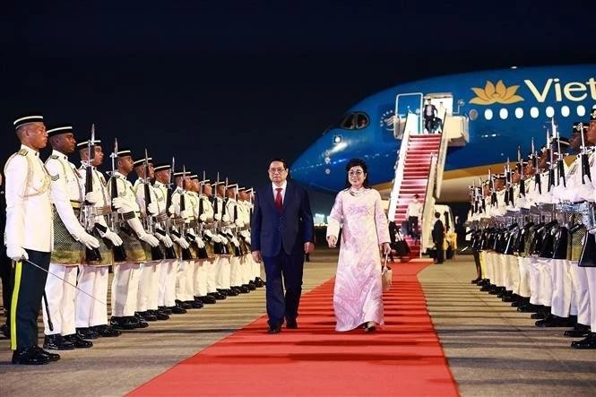 Prime Minister Pham Minh Chinh and his spouse arrive in Malaysia on May 24 night. (Photo: VNA) vna-potal-thu-tuong-va-phu-nhan-bat-dau-chuyen-tham-chinh-thuc-malaysia-va-tham-du-hoi-nghi-cap-cao-asean-lan-thu-46-8052349.jpg