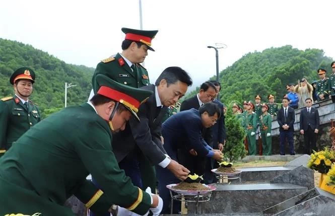 A memorial and burial ceremony is held in the central province of Ha Tinh for the remains of four Vietnamese volunteer soldiers who lost their lives during wartime in Laos. (Photo: VNA) vna-potal-ha-tinh-le-truy-dieu-va-an-tang-4-hai-cot-liet-si-hy-sinh-tren-dat-lao-8054908.jpg