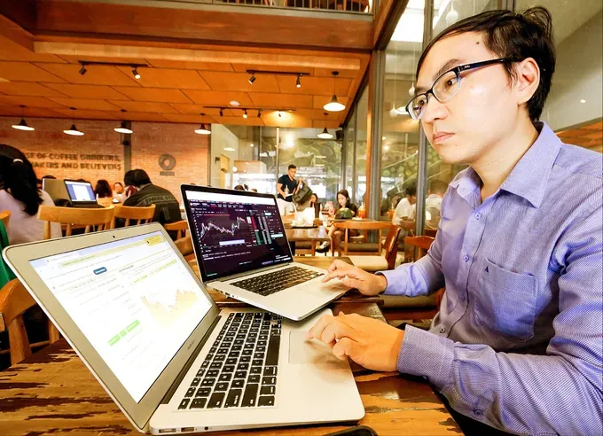 A man is researching digital currency online 1a-577-5434.jpg