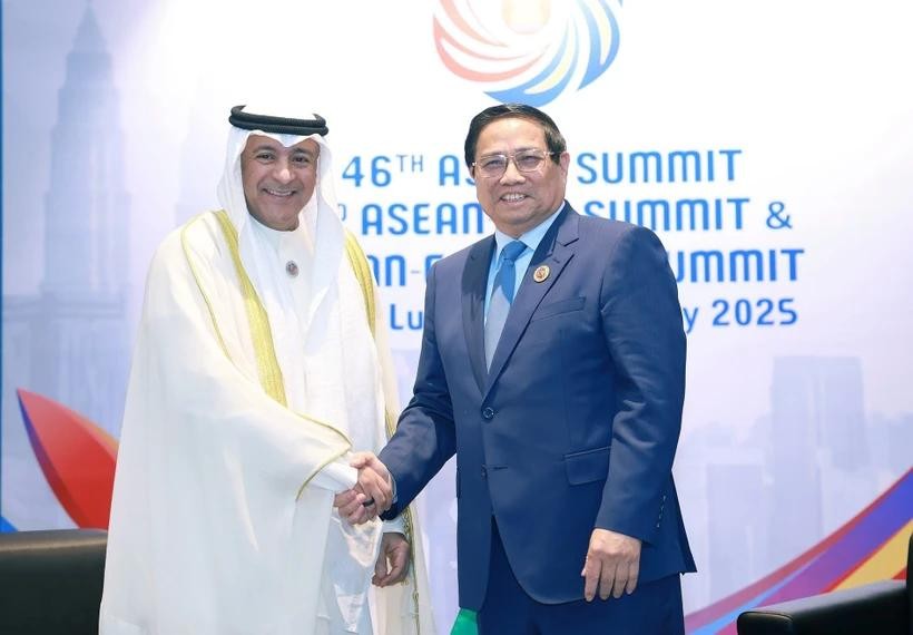 PM Pham Minh Chinh (R) and GCC Secretary-General Jasem Mohamed Al-Budaiwi (Photo: VNA) pe.jpg