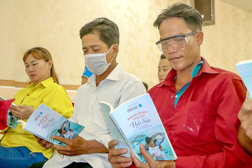 Fishermen learn information through the handbook Things to Know About Seafood Fishing trang 1.jpg