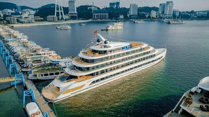 Many luxury cruises have been invested in by businesses to serve tourists visiting Ha Long Bay. (Photo: vdstravel.com) 2116137nhieuduthuyencaocapduocdoanhnghiepdautuphucvudukhachthamvinhhalonganhvdstravelcom10540718-1692346629717-16923466298341536364499.jpg