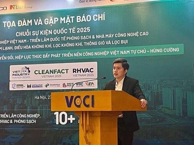 Luong Minh Huan, Director of the Enterprise Development Institute under the Vietnam Chamber of Commerce and Industry, speaks at the seminar. (Photo vnbusiness.vn) 426985-vcci.jpg