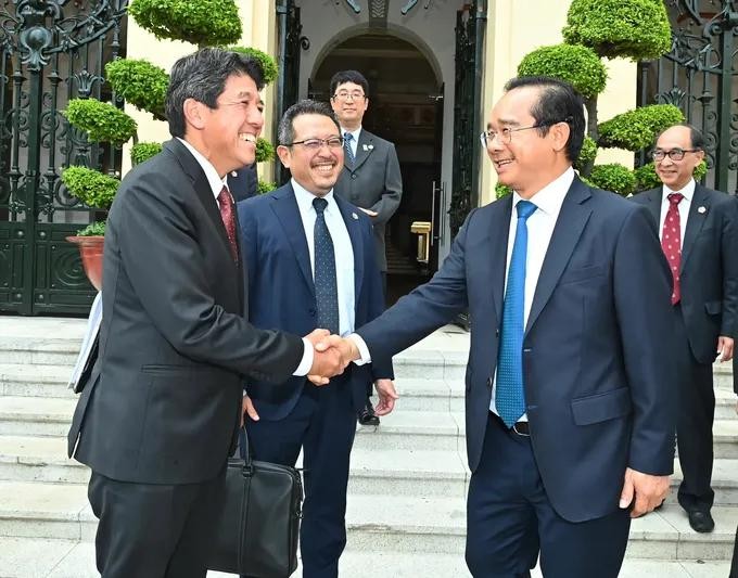 Chairman Nguyen Van Duoc (R) shakes hands with newly appointed Chairman of the Japan Chamber of Commerce and Industry in Ho Chi Minh City (JCCH) Kume Kunihide. duoc.jpg