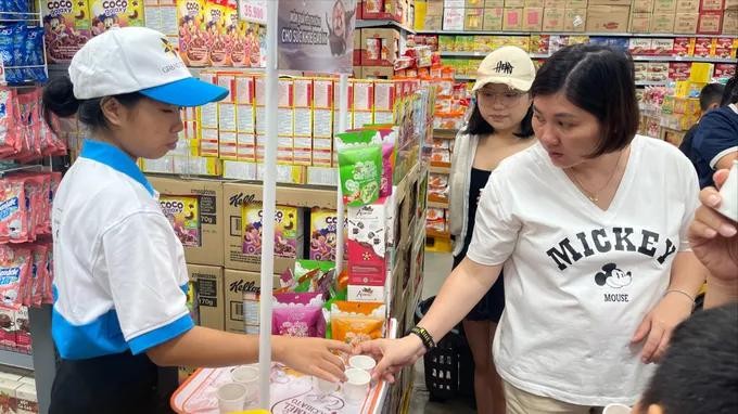 Consumers experience Vietnamese products at Emart Sala supermarket in Thu Duc City. cheap products.jpg