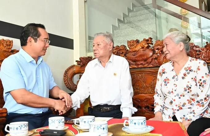 Chairman Nguyen Van Duoc extends longevity wishes to senior citizen Bui Cong Ngoc cao tuoi 1.jpg