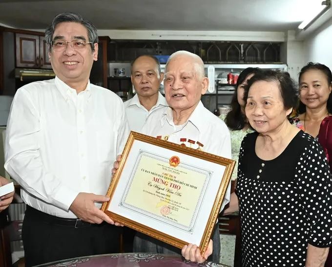 Chairman Nguyen Phuoc Loc of the Vietnam Fatherland Front Committee of Ho Chi Minh City visits 90 year old senior citizen Huynh Kim An phuoc loc.jpg