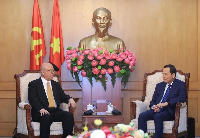 Tran Luu Quang, Secretary of the Communist Party of Vietnam (CPV) Central Committee and head of its Commission for Policies and Strategies (right) and Takebe Tsutomu, Special Advisor to the Japan-Vietnam Parliamentary Friendship Alliance (JVPFA). (Photo: VNA) vna-potal-truong-ban-chinh-sach-chien-luoc-trung-uong-tiep-co-van-dac-biet-lien-minh-nghi-si-huu-nghi-nhat-viet-8071991.jpg