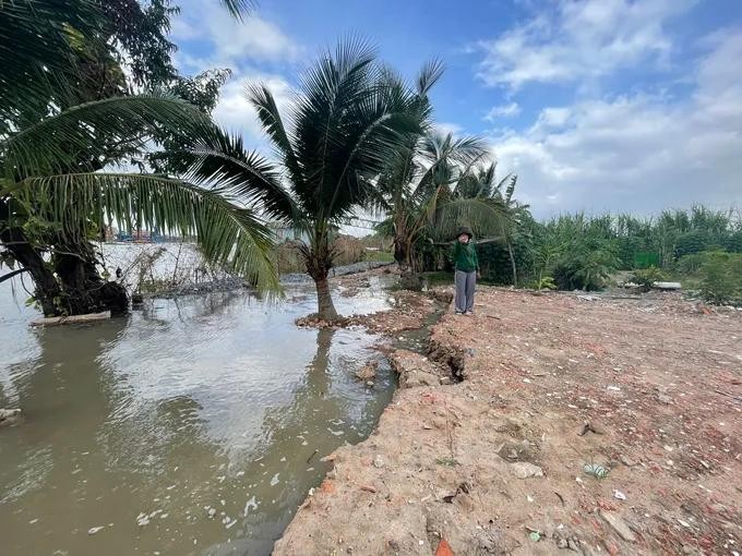 Landslide on the right bank of the Saigon River in Hoc Mon District sat lo.jpg