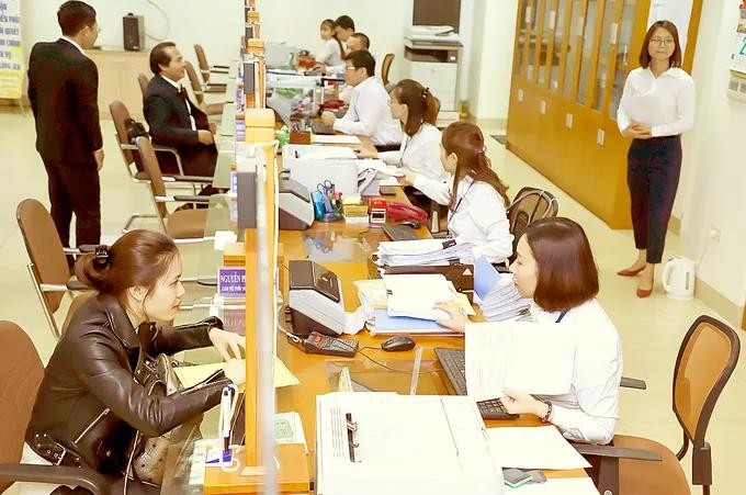 Staff of the People's Committee of Hoan Kiem District of Hanoi handle administrative procedures staff.jpg