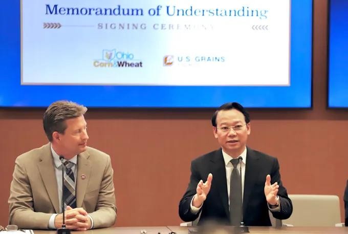 Vietnamese Minister of Agriculture and Environment Do Duc Duy (R) at the meeting with US businesses in Ohio DUY.jpg