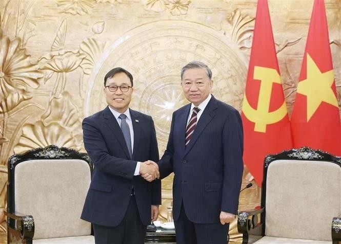 Party General Secretary To Lam (right) and RoK Ambassador to Vietnam Choi Young-sam (Photo: VNA) lam1.jpg