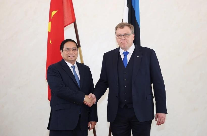PM Pham Minh Chinh (left) meets with President of the Riigikogu (the Parliament of Estonia) Lauri Hussar on June 5. (Photo: VNA) vna-potal-thu-tuong-pham-minh-chinh-hoi-kien-chu-tich-quoc-hoi-estonia-8075329.jpg
