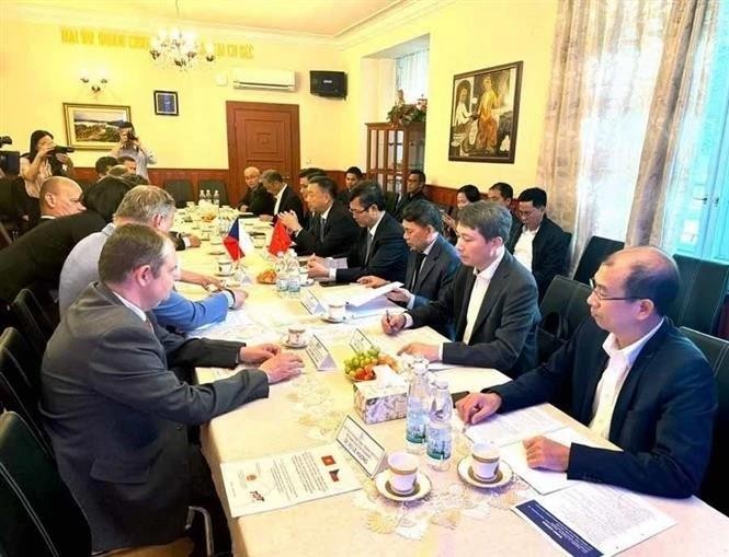 At the roundtable conference on cooperation in education and scientific research between Vietnam and the Czech Republic Prague on June 6. (Photo: VNA) roundtable.jpg