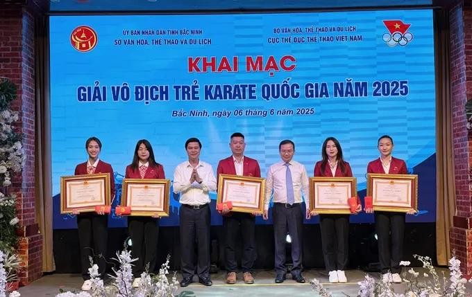 The Vietnamese karate players are awarded the Second Class Labor Medal sport.jpg
