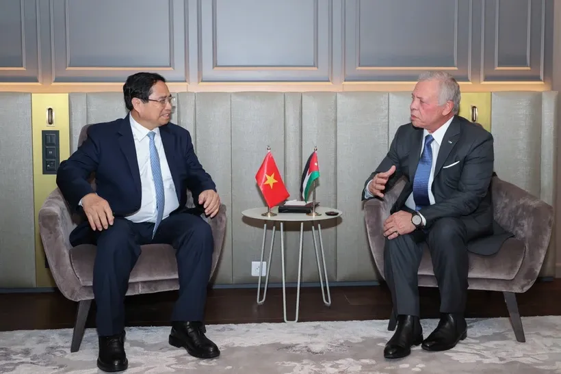 Prime Minister Pham Minh Chinh (L) meets with Jordanian King Abdullah II bin Al-Hussein on the sidelines of the 3rd United Nations Ocean Conference (UNOC 3) in Nice, France. (Photo: VNA) chinh.jpg