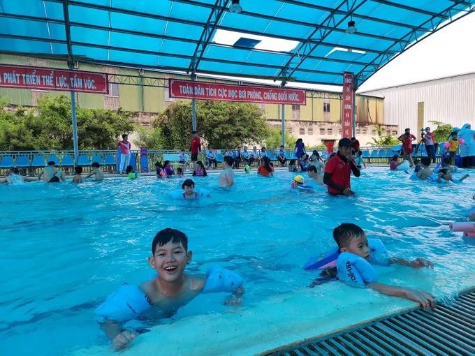Free swimming classes for children in Tien Giang Province swimming.jpg