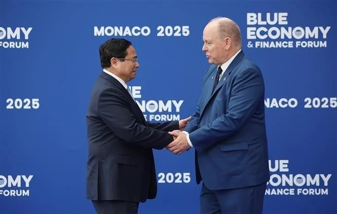 Prime Minister Pham Minh Chinh (L) and Prince Albert II of Monaco. (Photo: VNA) vna-potal-le-don-thu-tuong-pham-minh-chinh-va-phu-nhan-tham-du-hoi-nghi-dai-duong-lien-hop-quoc-lan-thu-3-8080105.jpg