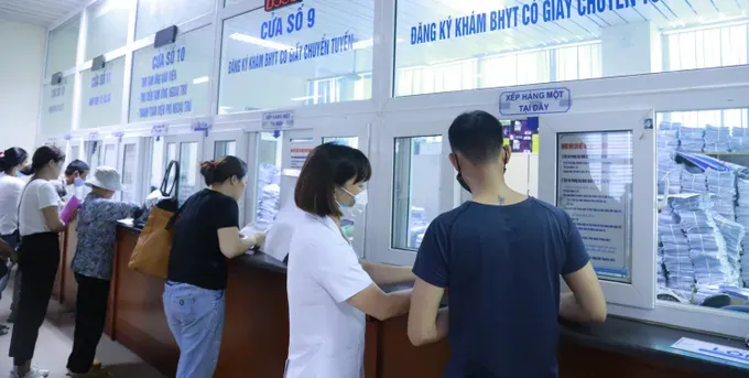 Patients with health insurance cards at a hospital in Hanoi f4b-5708-2221.jpg