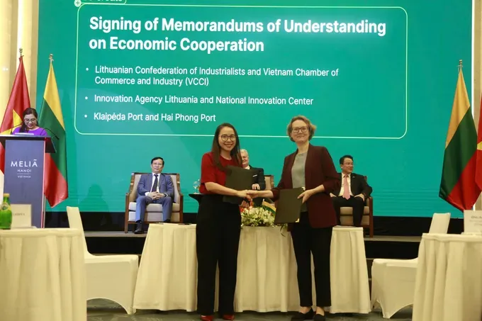 At the signing ceremony of a memorandum of cooperation between the Lithuanian Innovation Agency and the Vietnam National Innovation Center. bien-ban-hop-tac-giua-co-quan-doi-moi-sang-tao-litva-va-trung-tam-doi-moi-quoc-gia-viet-nam-4050-774.jpg