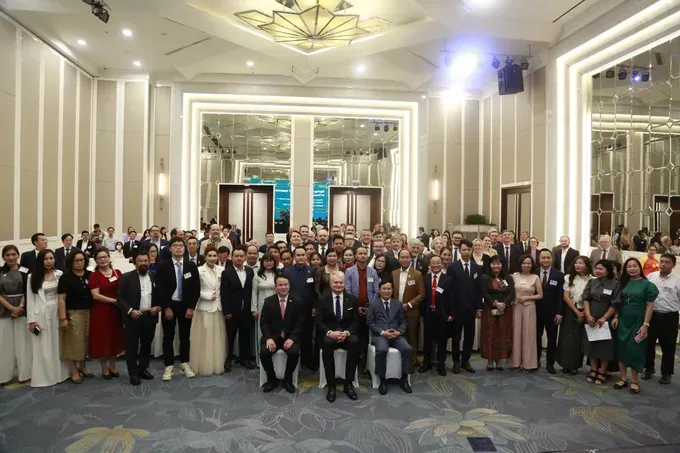 Lithuanian President Gitanas Nauseda and businesses from both countries take a souvenir photo. lanh-dao-va-doanh-nghiep-hai-nuoc-chup-anh-luu-niem-6012-9214.jpg