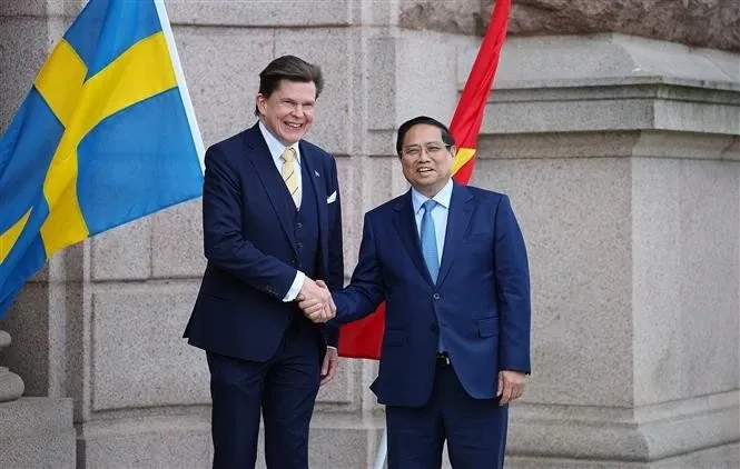 Prime Minister Pham Minh Chinh (right) and Speaker of the Riksdag (Swedish parliament) Andreas Norlén. (Photo: VNA) vna-potal-thu-tuong-pham-minh-chinh-hoi-kien-chu-tich-quoc-hoi-thuy-dien-andreas-norlen-8088672.jpg