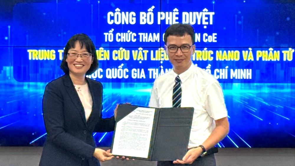 Vice Chairwoman of Ho Chi Minh City People's Committee Tran Thi Dieu Thuy presents the decision on developing an international standard research center to a representative of the Center for Nanostructured and Molecular Materials img-2336-7926-5822.jpg.jpg