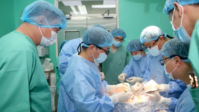 Hue Central Hospital successfully conducts four simultaneous organ transplants including heart, liver, and corneas. img-20250619-081129-7579-6496.jpg