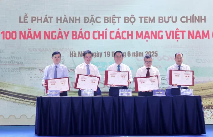 Chairman of the Commission for Propaganda and Mass Mobilisation Nguyen Trong Nghia and delegates perform the special release ceremony of the postage stamp set 'Commemorating the 100th Anniversary of Vietnam Revolutionary Press Day (1925-2025)'. ky-phat-hanh-dac-biet-bo-tem-1-2568-5657.jpg